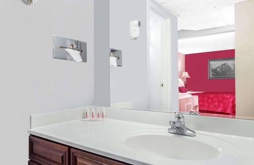 Henderson Hotel | Ramada by Wyndham Henderson/Evansville