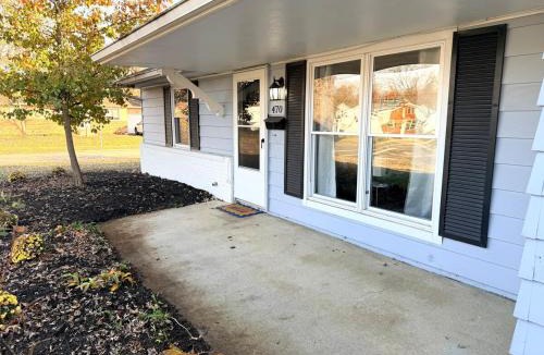 Gahanna House | Ranch-3 Bedroom-Pet & Kid-Fenced -EV Charging-King Bed