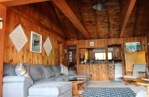 New Durham House | Rare find! Lakefront Cottage On Crystal Clear Merrymeeting Lake!