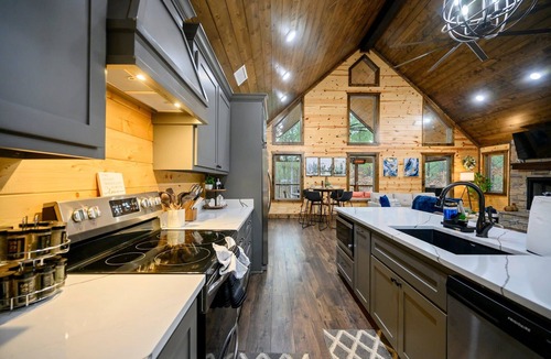 Pickens Cabin | Red Fern Cabin | cozy couples cabin | hot tub