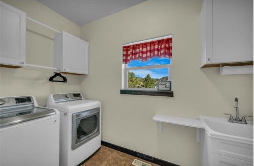Orderville House | Red Hollow Ranch- Pet Friendly, Walking distance to Slot Canyon, Private