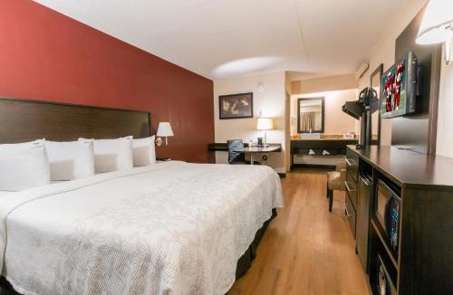 Monroeville Hotel | Red Roof Inn PLUS+ Pittsburgh East - Monroeville