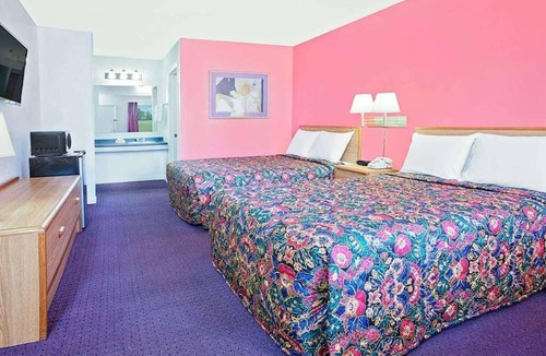 Muskogee Hotel | Relax and Unwind in Knights Inn Muskogee! 2 Comfortable Units, Free Parking