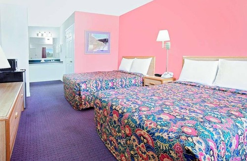 Muskogee Hotel | Relax and Unwind in Knights Inn Muskogee! 2 Comfortable Units, Free Parking
