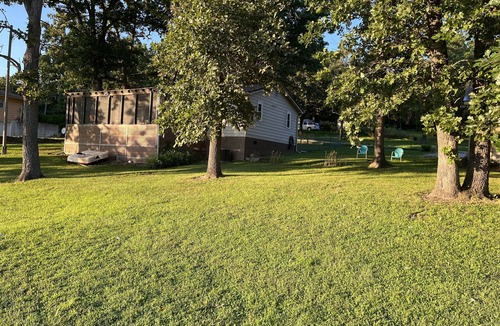 Warsaw House | Relax at Grandma’s house with a screened in porch overlooking a private lake!