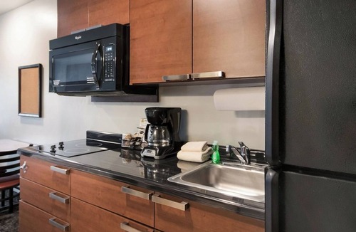 Brookings Hotel | Relax & Explore Brookings – Queen Bed w/Recliner and Full Kitchen Included