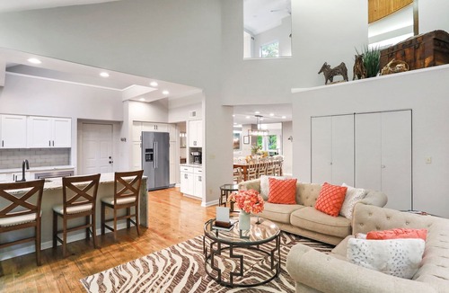 Berkeley Springs House | 🕶️RELAX Here☀️WOW🌱5 bdrm 6 ba🫧PREMIER HOST😎5 STAR Mountainside getaway🪷HOT TUB