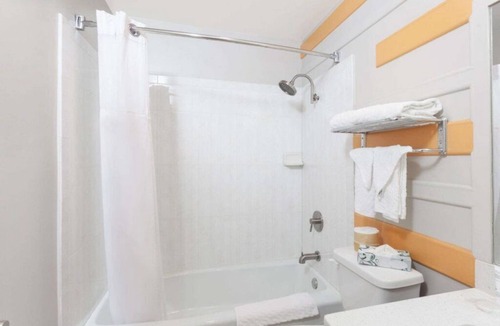 Historic Filipinotown Hotel | Relax in a Comfortable Room Steps from Exciting LA Sightseeing Spots - 4 Rooms