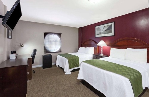 Historic Filipinotown Hotel | Relax in a Comfortable Room Steps from Exciting LA Sightseeing Spots - 4 Rooms