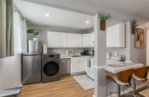 Riverside Apartment | Relax in Cozy style/Spacious clean two king beds