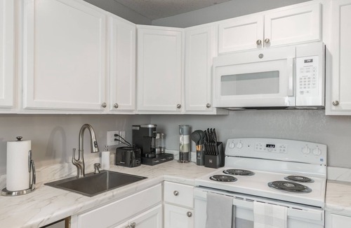 Riverside Apartment | Relax in Cozy style/Spacious clean two king beds
