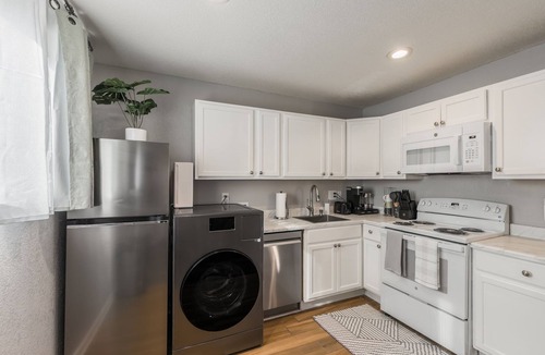 Riverside Apartment | Relax in Cozy style/Spacious clean two king beds