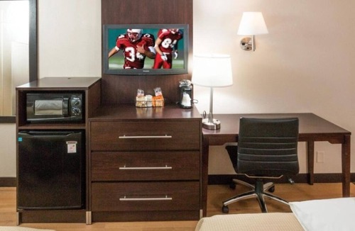 Columbus Hotel | Relax in Practical Room Ideal for Students Visiting OSU