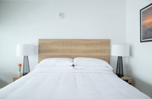Rehoboth Beach Hotel | Relax in Rehoboth Beach with Outdoor Fireplace, Free Weekend Breakfast & Parking