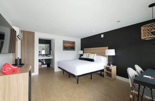 Rehoboth Beach Hotel | Relax in Rehoboth Beach with Outdoor Fireplace, Free Weekend Breakfast & Parking