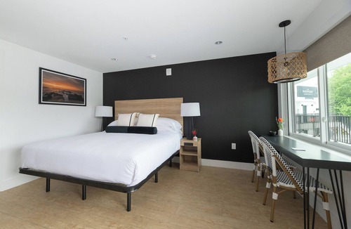 Rehoboth Beach Hotel | Relax in Rehoboth Beach with Outdoor Fireplace, Free Weekend Breakfast & Parking