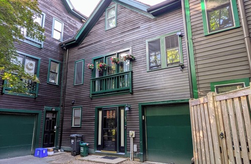 Central Square House | Relaxing 2-BR townhome steps to MIT, Harvard, T Red Line, food & more!