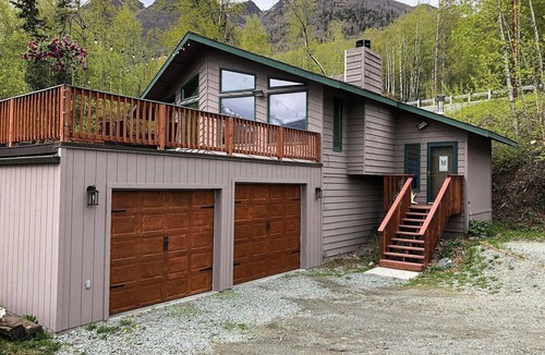 Eagle River House | Relaxing 3BR Creekside Escape in Eagle River w/Hot Tub & Mountain Views