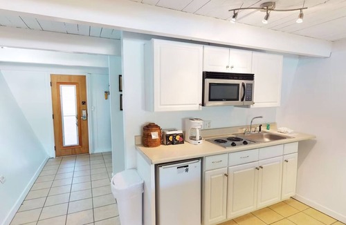 Kaunakakai House | Relaxing Garden View Room: Access to Ocean Front Outdoor Pool | Free Parking