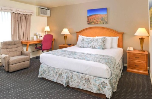 Solvang Hotel | Relaxing Getaway! Lounge by the Pool, Enjoy Continental Breakfast and Parking!