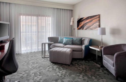 Middletown Hotel | Relaxing Getaway w/Pool, Free Parking & Pet-Friendly Stay