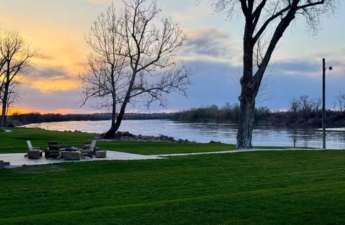 Bendena House | Relaxing Riverfront 2 Bedroom 1 Bathroom Home