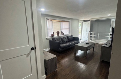 Riverside House | Relaxing Riverside Stay. Minutes to Downtown, MCI