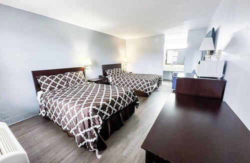 Madisonville Hotel | Relaxing Room Ideal for Business Stays w/Work-Friendly Setup