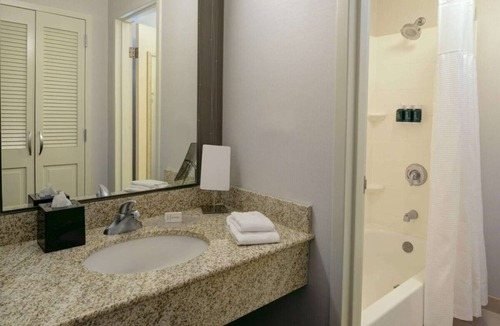 South Kansas City Hotel | Relaxing Stay in Kansas City! Pet-Friendly Units, Indoor Pool, Free Parking!