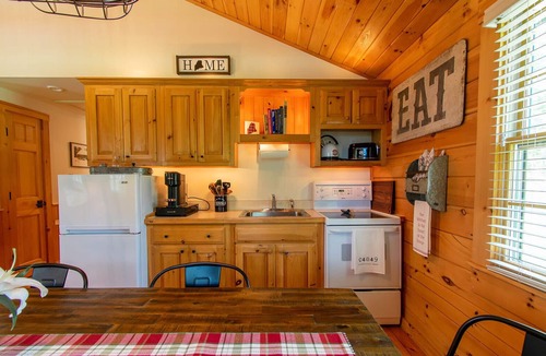 Lincolnville House | Relaxing Two Bedroom Cabin - 10 minutes to Camden!
