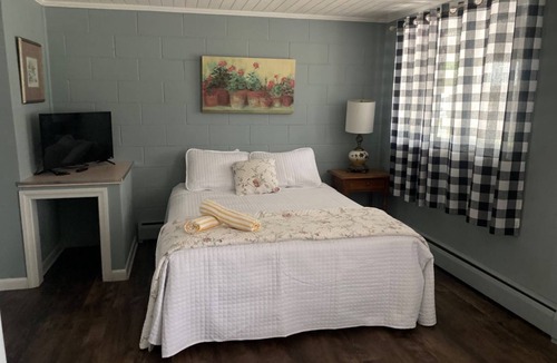Holderness Hotel | Renovated Lake Suite 3, Kitchen, Private Beach + Dock Access, Not Dog Friendly