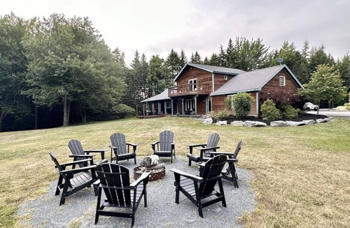 Southwest Harbor House | Renovated Large House Sleeps 21 [Tranquil Retreat]