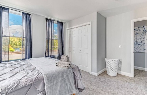 Costigan Apartment | Renovated Riverfront 4 BD | Sleeps 8 | Parking