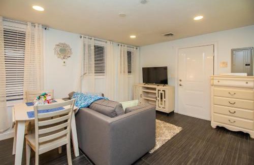 Beacon Hill Apartment | Renovated Studio, steps to MGH, Suffolk, Sleeps 4