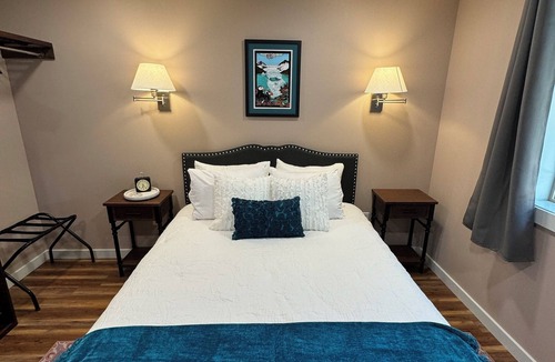 Bear Creek Cabin | Resurrection Peaks Lodge. Lower unit, sleeps 8. Private lot and close to town.