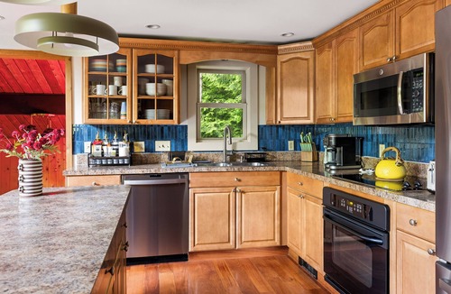 Waterbury Center House | Retro 70's Throwback Chalet-Sleeps 12-Game Room-Fire Pit-Bunk Room-Hot Tub-Sauna