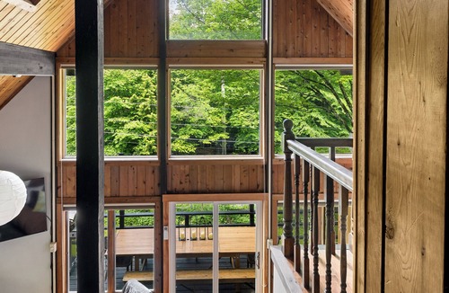 Waterbury Center House | Retro 70's Throwback Chalet-Sleeps 12-Game Room-Fire Pit-Bunk Room-Hot Tub-Sauna