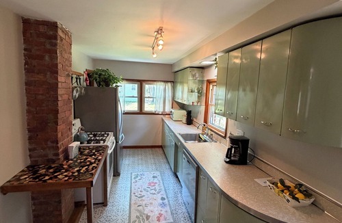 Lawrence House | RETRO RETREAT, charming 3-bedroom house with AC in welcoming Lawrence