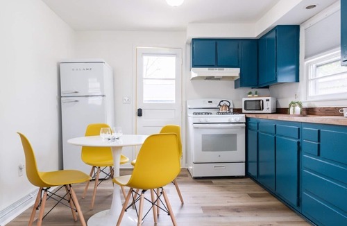 Lincoln Park House | Retro Retreat: renovated 2BR, desk, no chore list!
