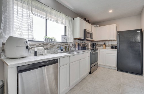 Reynoldsburg House | Reynoldsburg Home w/Patio ~ 11 Mi to Columbus!