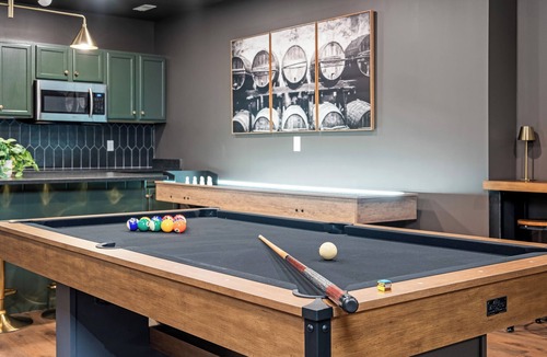 Chaplin Bed & Breakfast | Ridgemont Reserve-100"TV-Pool Table-Hot Tub-Sauna-Games-Sleeps 18-Pets ok