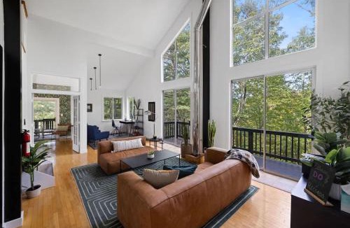 Berkeley Springs House | Ridgeview - Hot Tub & Fire Pit - Stay With Branch