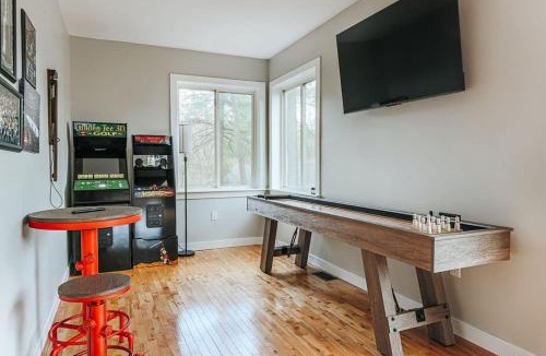 Berkeley Springs House | Ridgeview - Hot Tub & Fire Pit - Stay With Branch