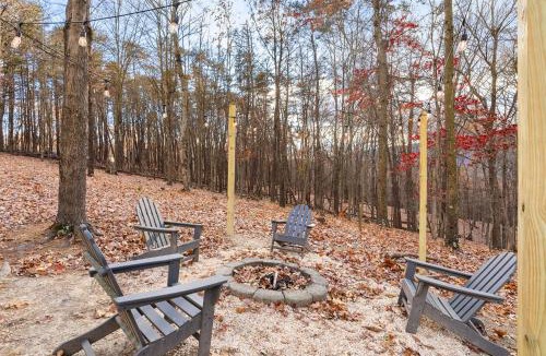 Berkeley Springs House | River Access Cabin with Hot Tub, Fire Pit, & WiFi!