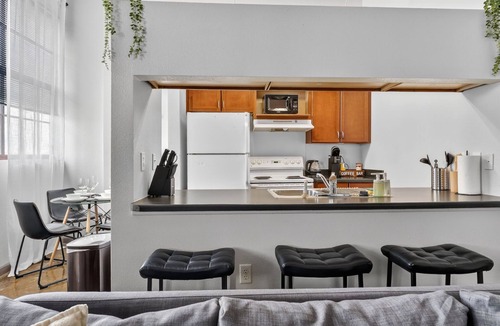 River Market Apartment | River Market Loft Retreat King Bed Parking
