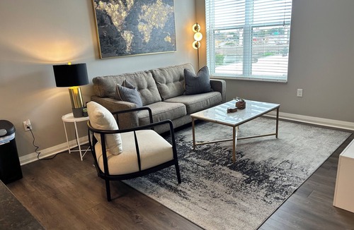 Downtown Columbus Apartment | River View Flat | Free Parking | Walk-In Shower!