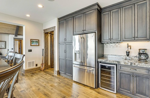 Peru House | River Views + Wraparound Deck: Dubuque Getaway