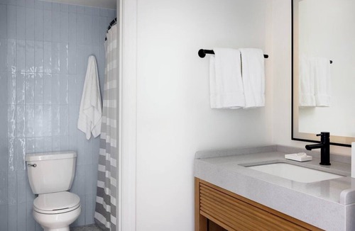 South Yarmouth Hotel | Riverfront Dreams: 2 Queens, Red Jacket Resort, Two Relaxing Rooms