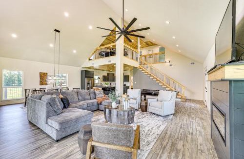 Nashville House | Riverfront Murfreesboro Cabin w/Fire Pit