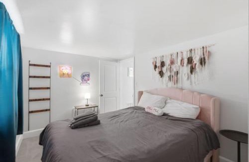 Downingtown House | Riverfront Retreat - Convenience - Kayaks